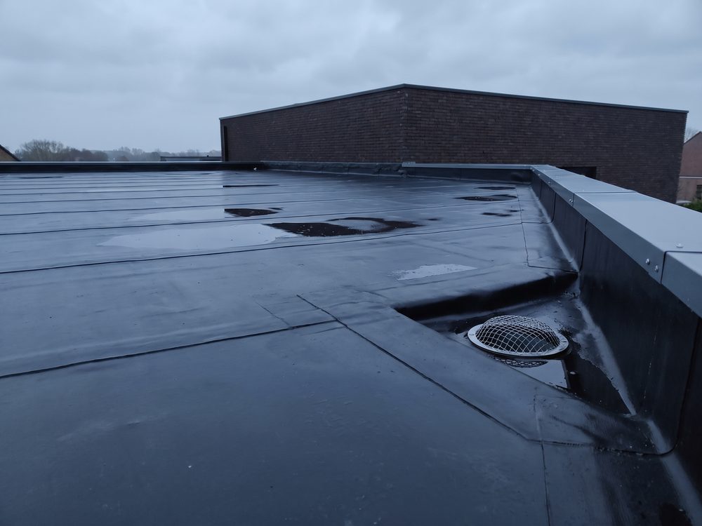 Plat dak met EPDM-dakbedekking en aluminium randprofiel